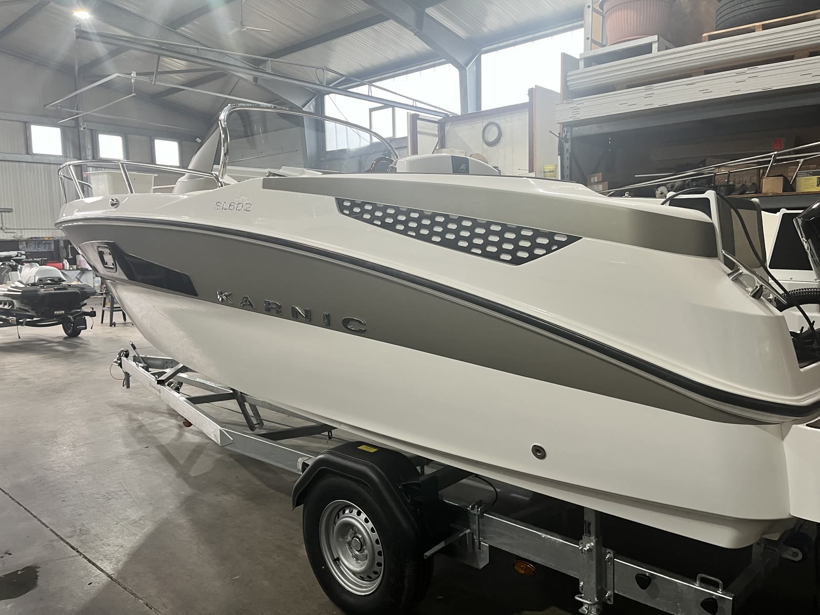 Foliertes Motorboot auf dem Trailer in der hellen Halle
