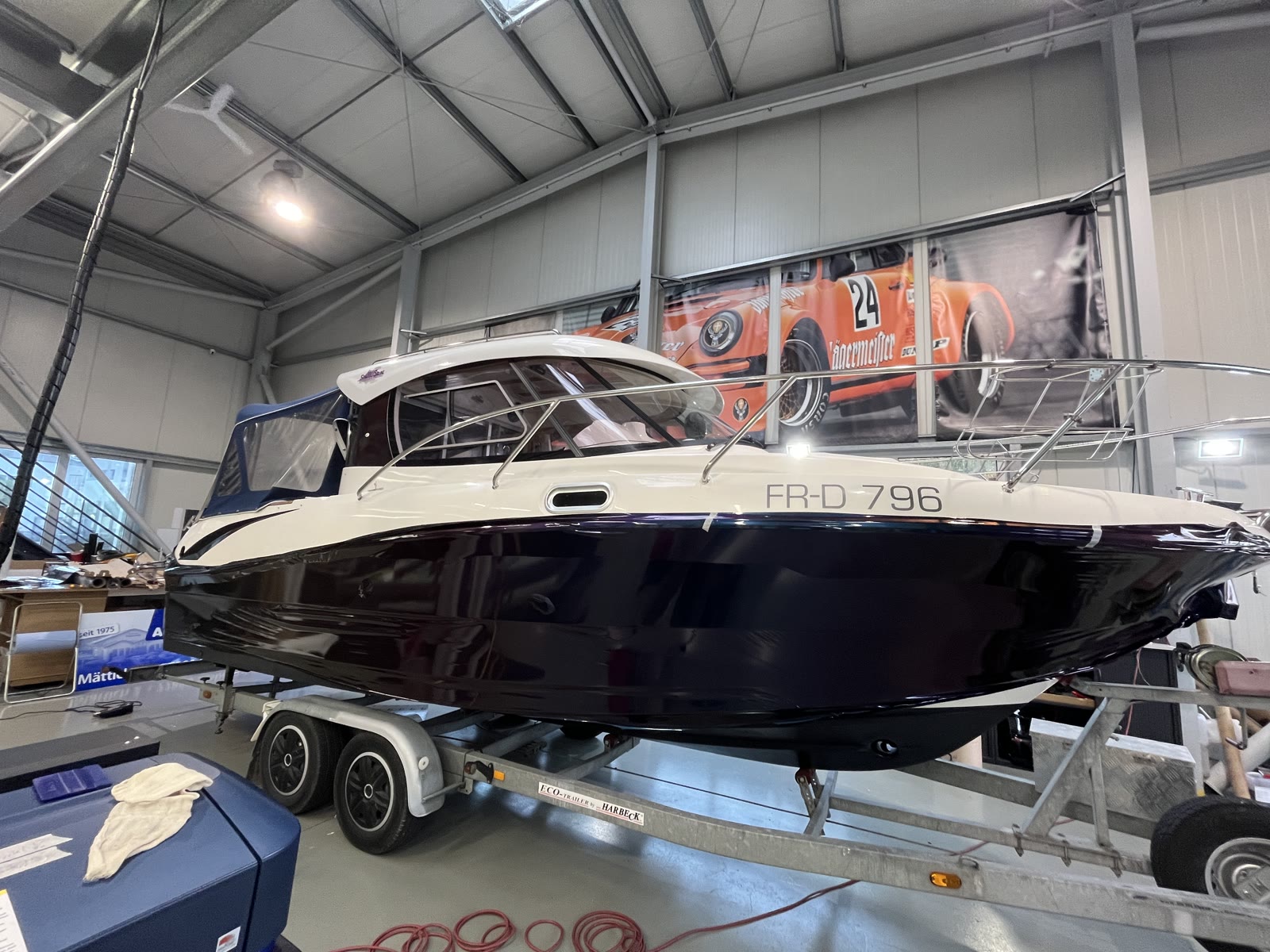 Dunkel foliertes Motorboot auf dem Trailer