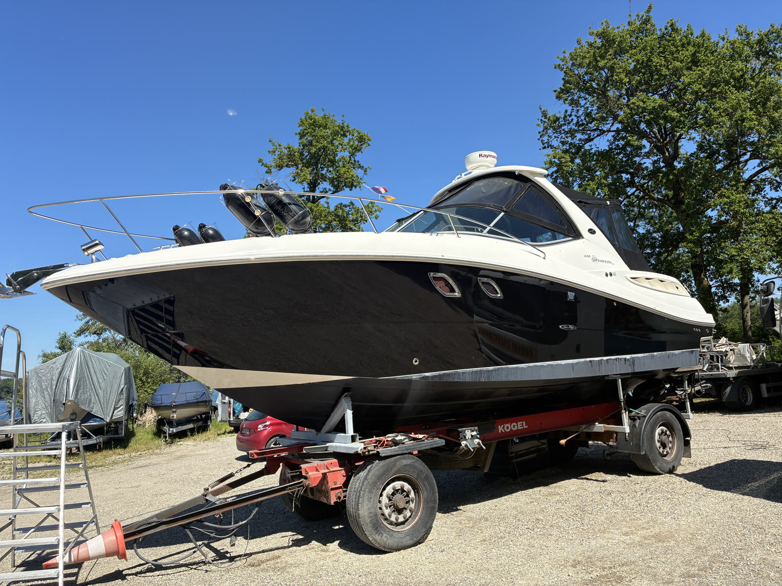 Foliertes Boot im Freien vor Bäumen