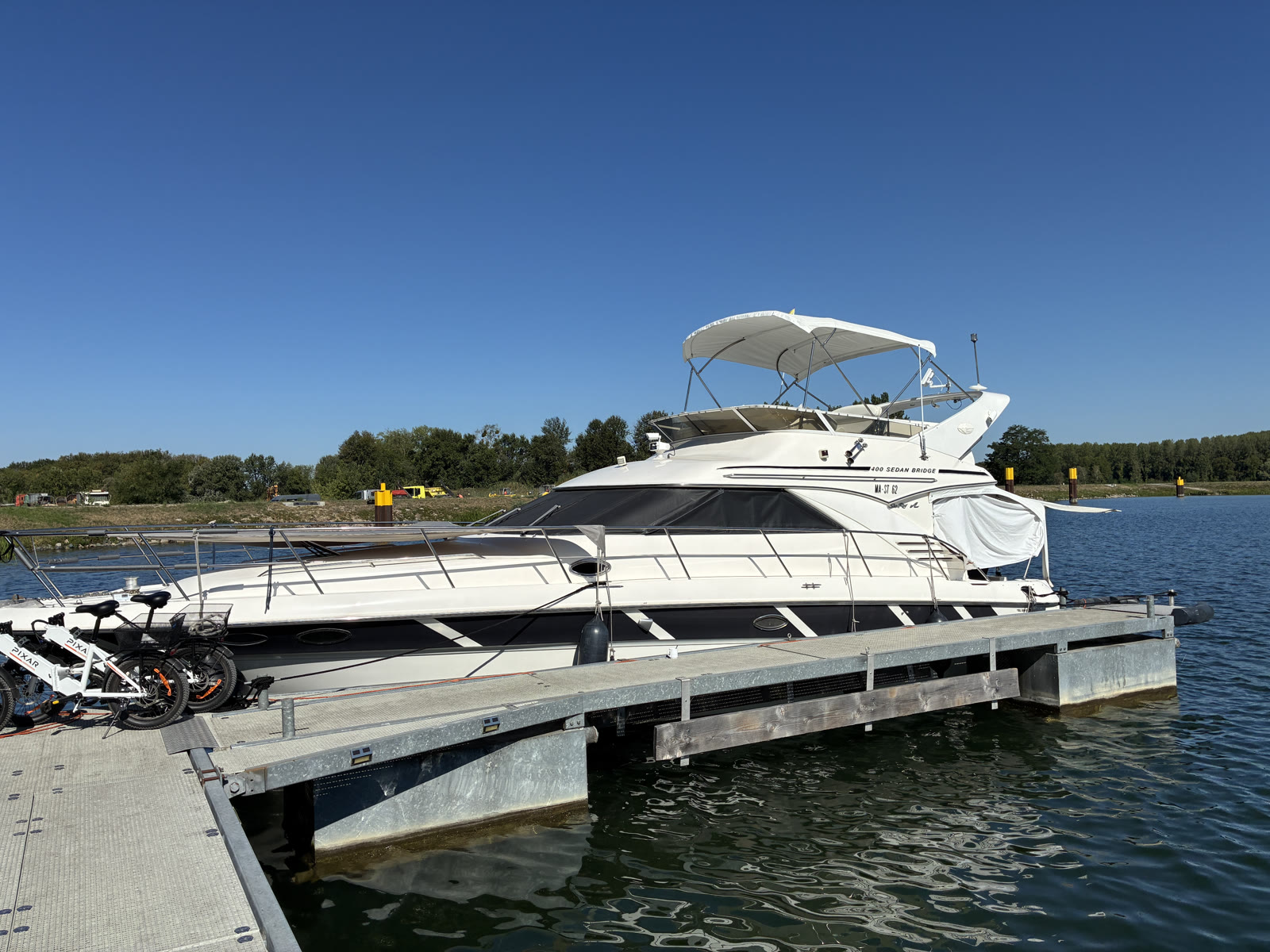 Yacht am Steg auf dem Wasser